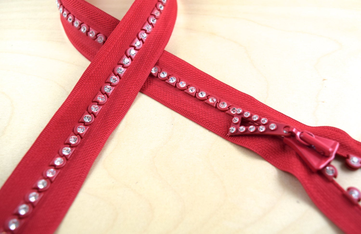 1 Piece 24/26/28" Rhinestone Pinlock Polyester Separating/Open End Zipper: Black, Red and White